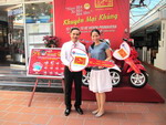 Vietravel chúc mừng khách hàng Nguyễn Thị Anh Thương trúng thưởng xe Vespa thứ 4